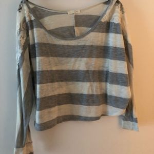 Gray and white long sleeve crop top